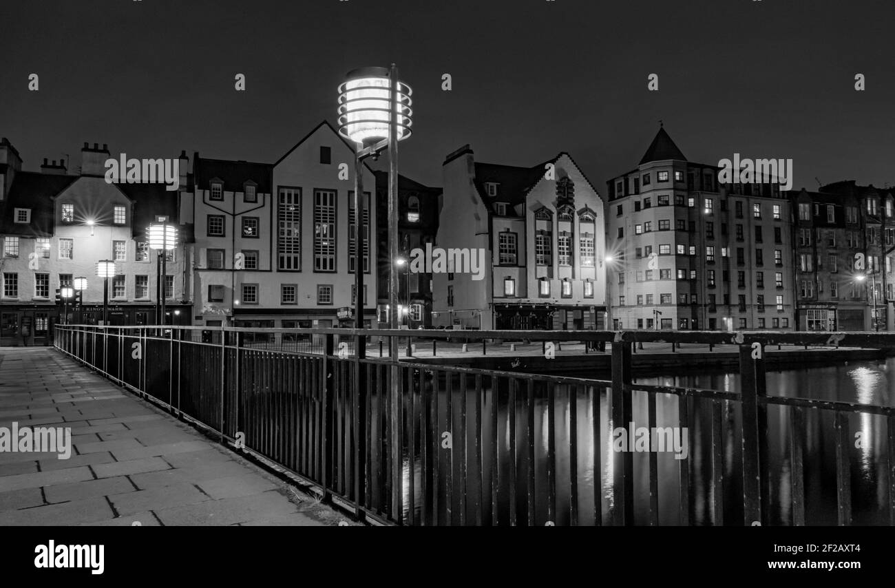 Nächtliche Brückenlichter im Art déco-Stil und historische Gebäude am Leith River, The Shore, Leith, Edinburgh, Schottland, VEREINIGTES KÖNIGREICH Stockfoto