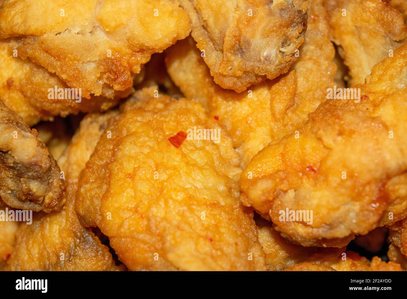 Kleine Stücke Hühnerfleisch mit Gewürzen in Paniermehl gebraten. Nahaufnahme mit selektivem Fokus. Stockfoto