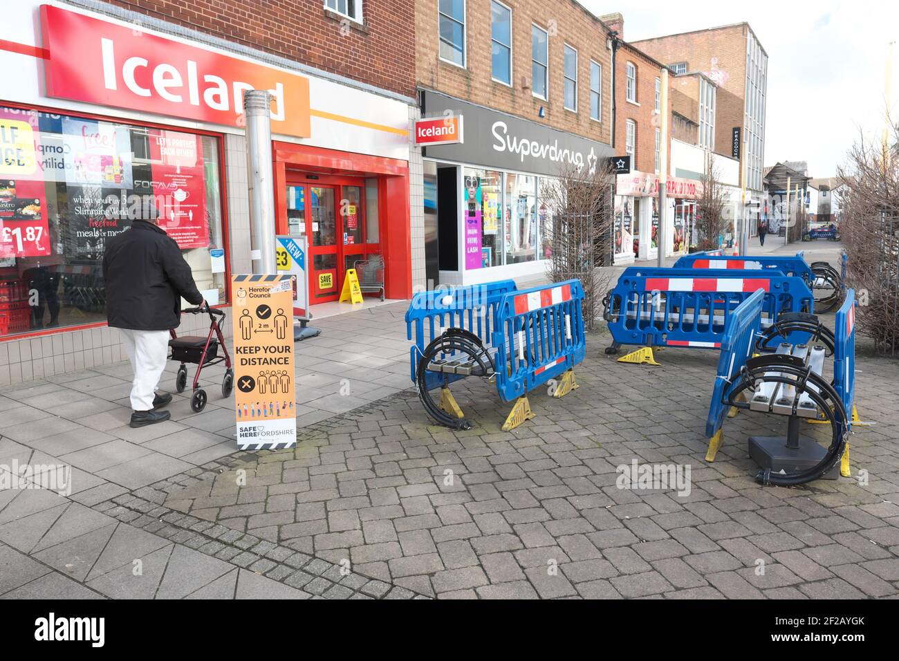 Covid Lockdown Britain - öffentliche Bänke blockiert BU local Autorität, um Menschen zu stoppen Hereford UK März 2021 Stockfoto