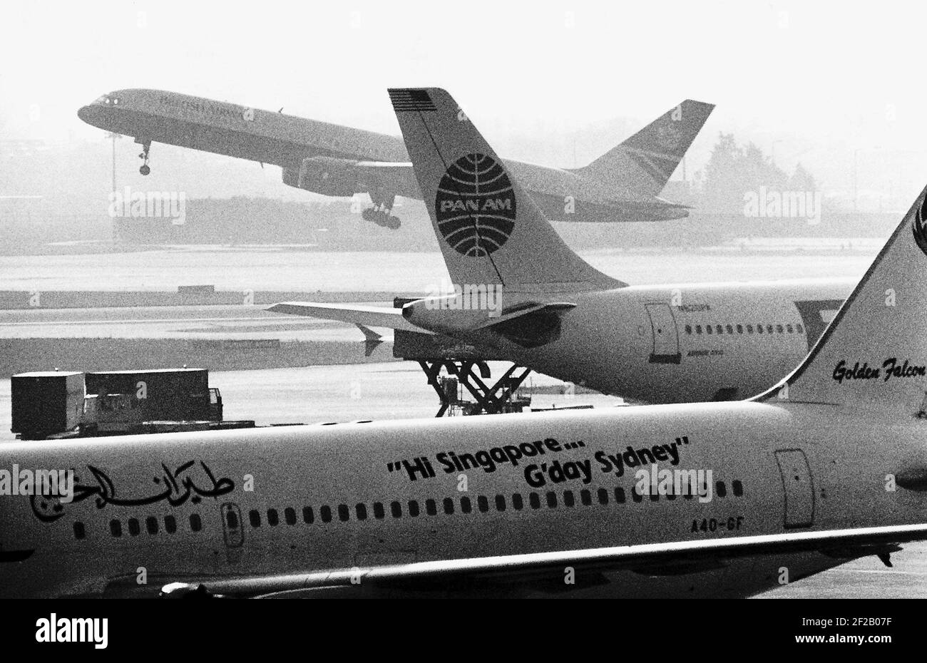 London Heathrow Airport Flugzeuge Gulf Air im Vordergrund Stockfoto
