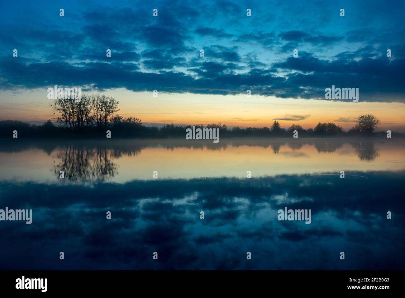 Eine Spiegelung der Abendwolken im See Wasser Stockfoto