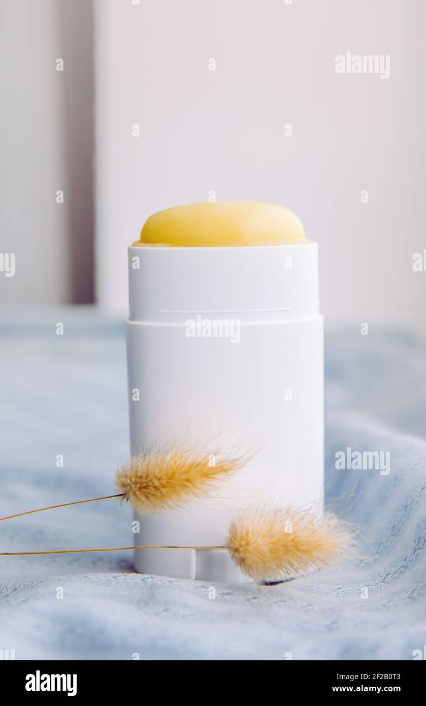 Herstellung hausgemachter Deodorant Stick mit allen natürlichen Zutaten Konzept. Antiperspirant auf minimalem Hintergrund mit viel Platz zum Kopieren. Stockfoto
