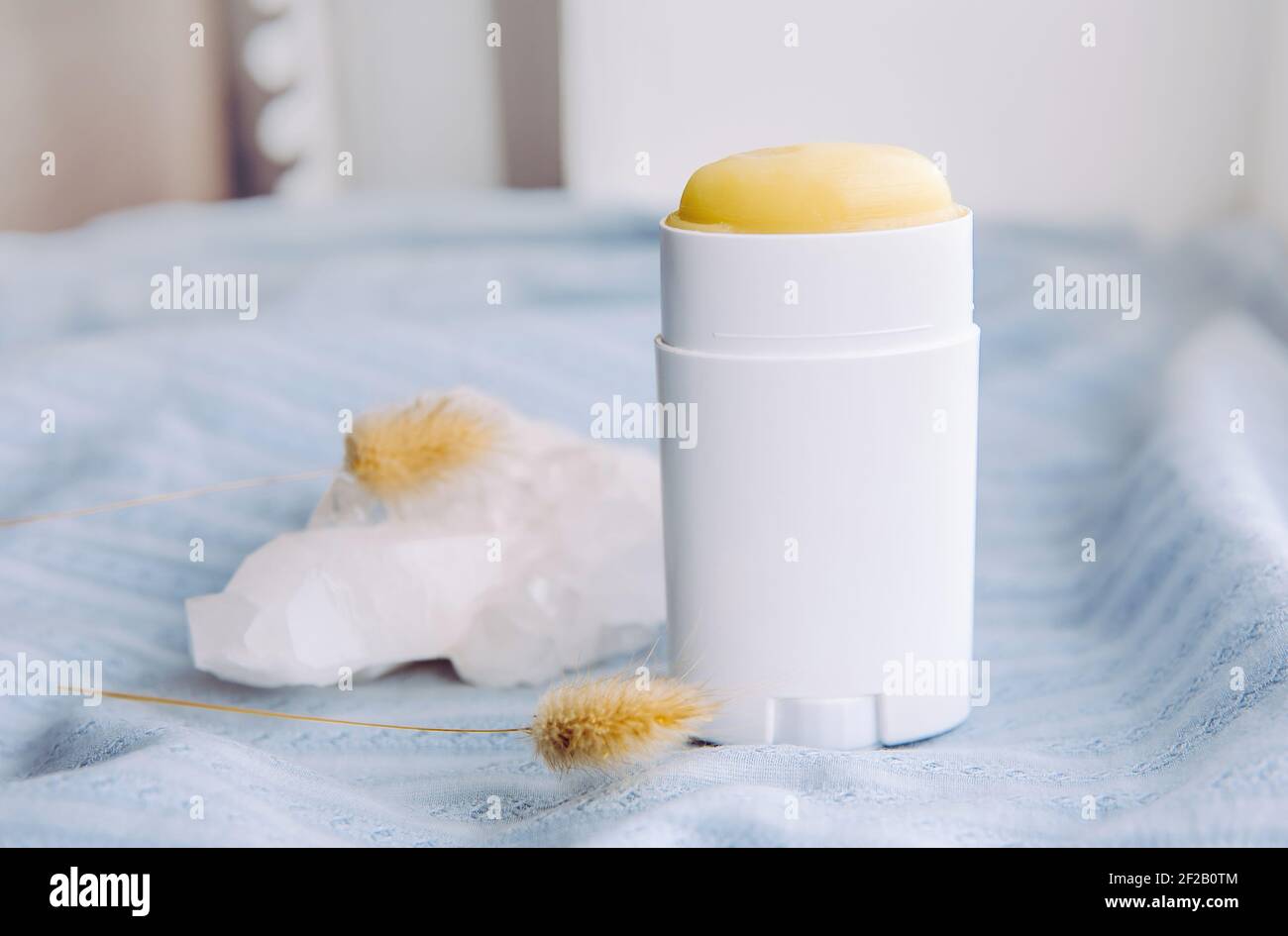 Herstellung hausgemachter Deodorant Stick mit allen natürlichen Zutaten Konzept. Antiperspirant auf minimalem Hintergrund mit viel Platz zum Kopieren. Stockfoto