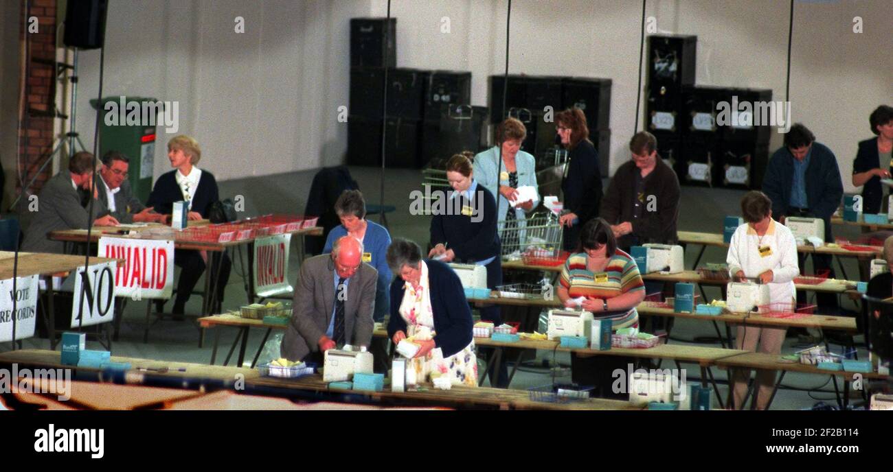 Die Millionen plus Stimmen werden in der Kings Hall gezählt Belfast während des Ulster-Friedensreferendums Stockfoto