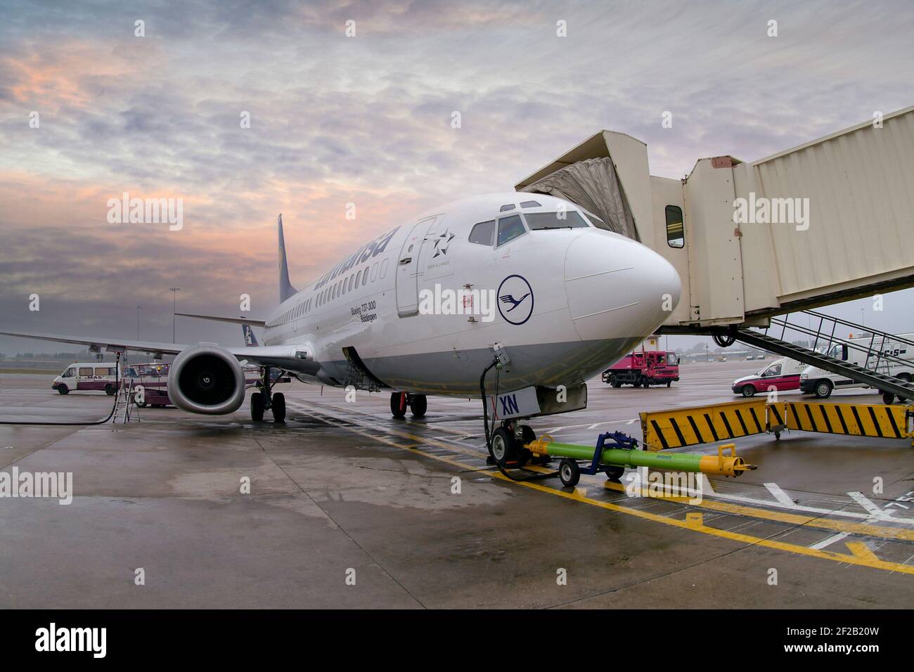 Lufthansa Boeing 737-300 mit Anhängerkupplung am Flughafen Birmingham, England. Stockfoto