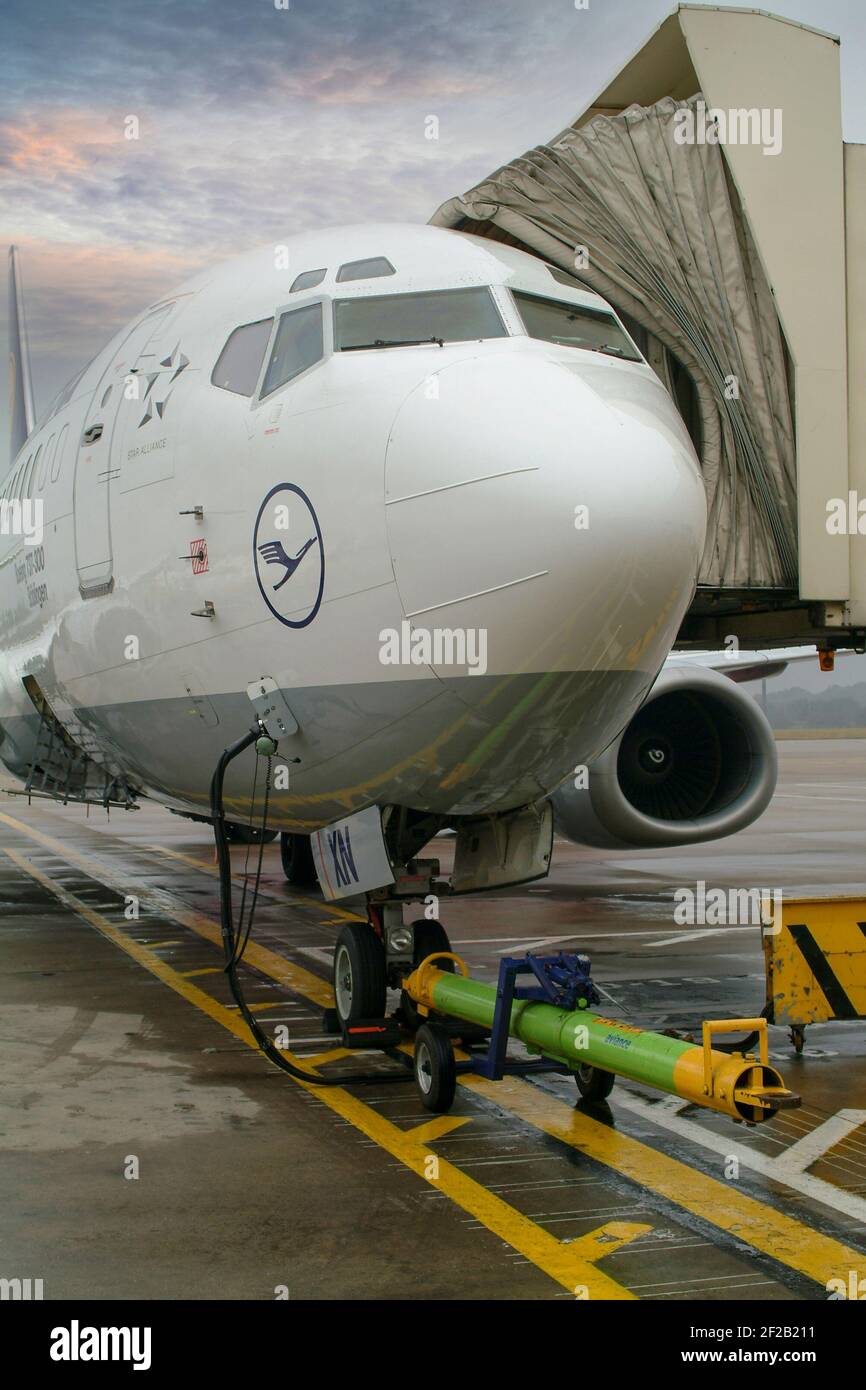 Lufthansa Boeing 737-300 Passagierflugzeug im Vorfeld des Flughafens Birmingham, England. Stockfoto