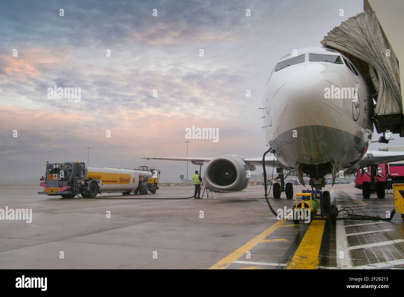 Lufthansa Boeing 737-300 Passagierflugzeug wird im Vorfeld am Flughafen Birmingham, England, betankt. Stockfoto