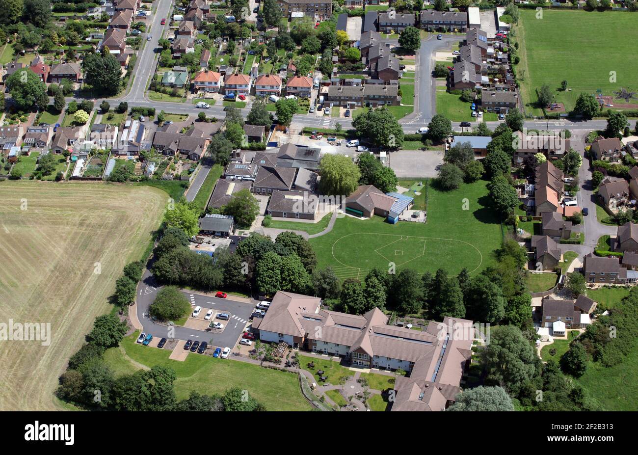 Luftaufnahme der William Fletcher Primary School in Yarnton, Oxfordshire. Ebenfalls im Vordergrund ist Yarnton Wohn- und Pflegeheim. Stockfoto