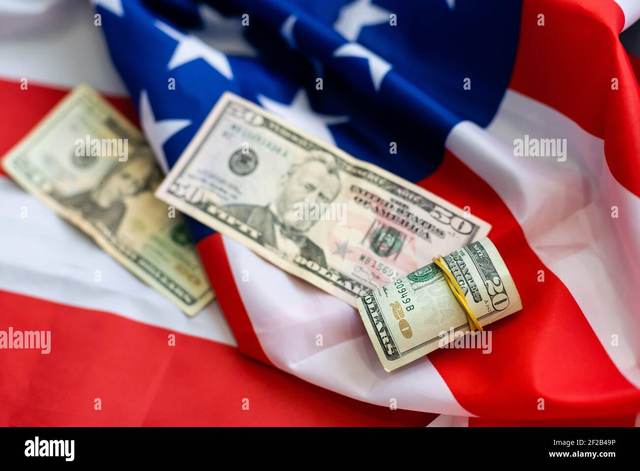 Amerikanische Flagge auf verschiedenen Banknoten, Dollar Stockfoto