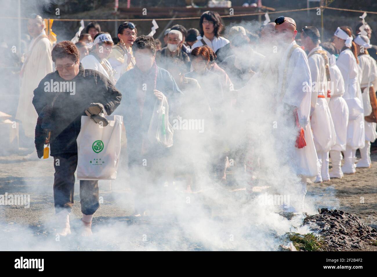 Japanische Teilnehmer feuern auf brennenden Kohlen beim Hiwatari Matsuri - Fire Walking Festival, Mount Takao, Hachioji, Japan Stockfoto