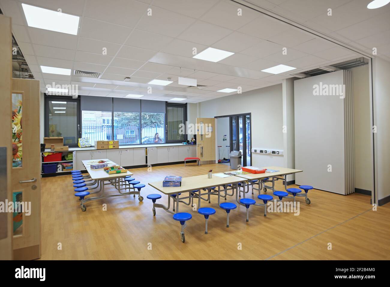 Eine Schulhalle ist für eine After-School-Aktivitäten in einer neuen Grundschule in Süd-London, Großbritannien, ausgelegt Stockfoto
