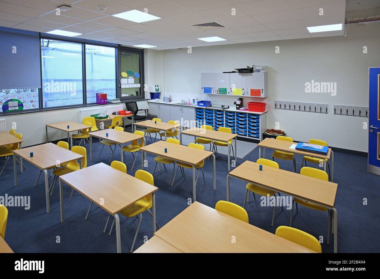 Traditionell in einer neuen Grundschule im Süden Londons, Großbritannien, in einem Klassenzimmer untergebracht. Die Schreibtische sind zur Sicherheit während der Covid-Pandemie 2020 nach vorne gestellt. Stockfoto