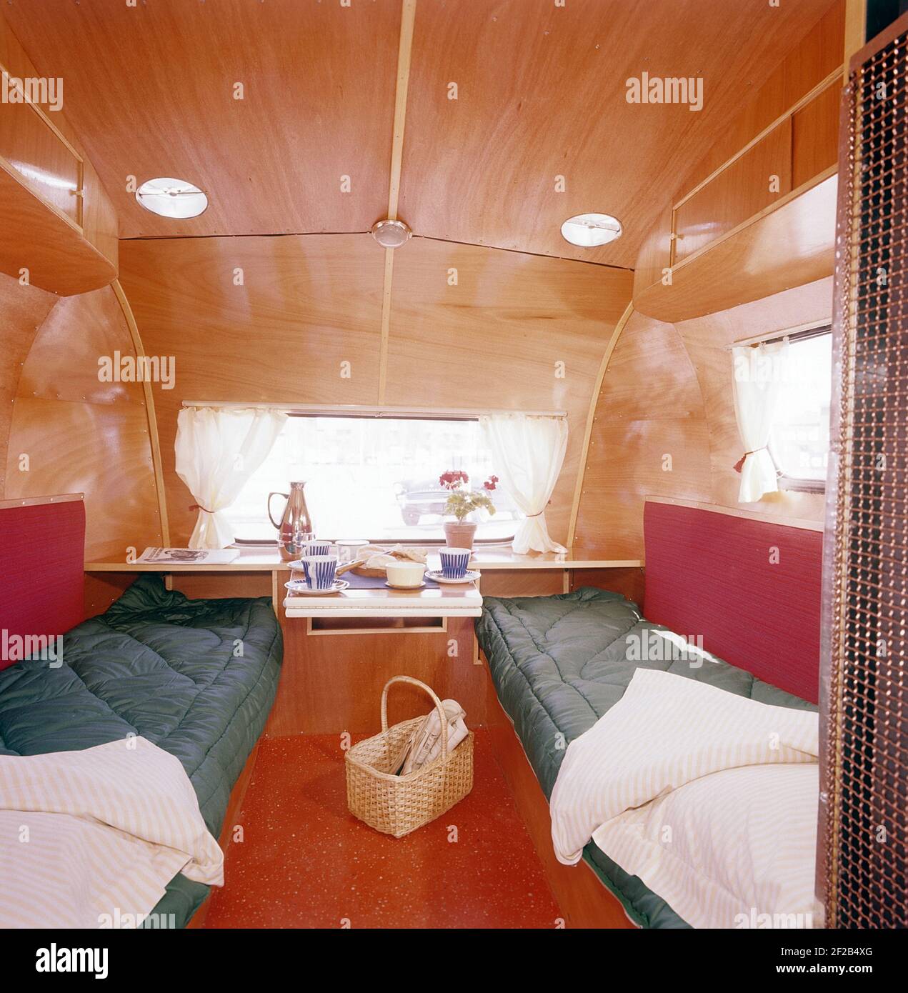 1950s Camping. Das praktische Campingleben in einem Wohnwagen. Innenraum von 1950s Wohnwagen mit einem hölzernen Innenraum. Das Modell wird von seiner Form an das Ei genannt. Entworfen und hergestellt in Schweden von SMV Sörby mekaniska verkstad in Örebro. Schweden 1950s Ref. CV58-4 Stockfoto