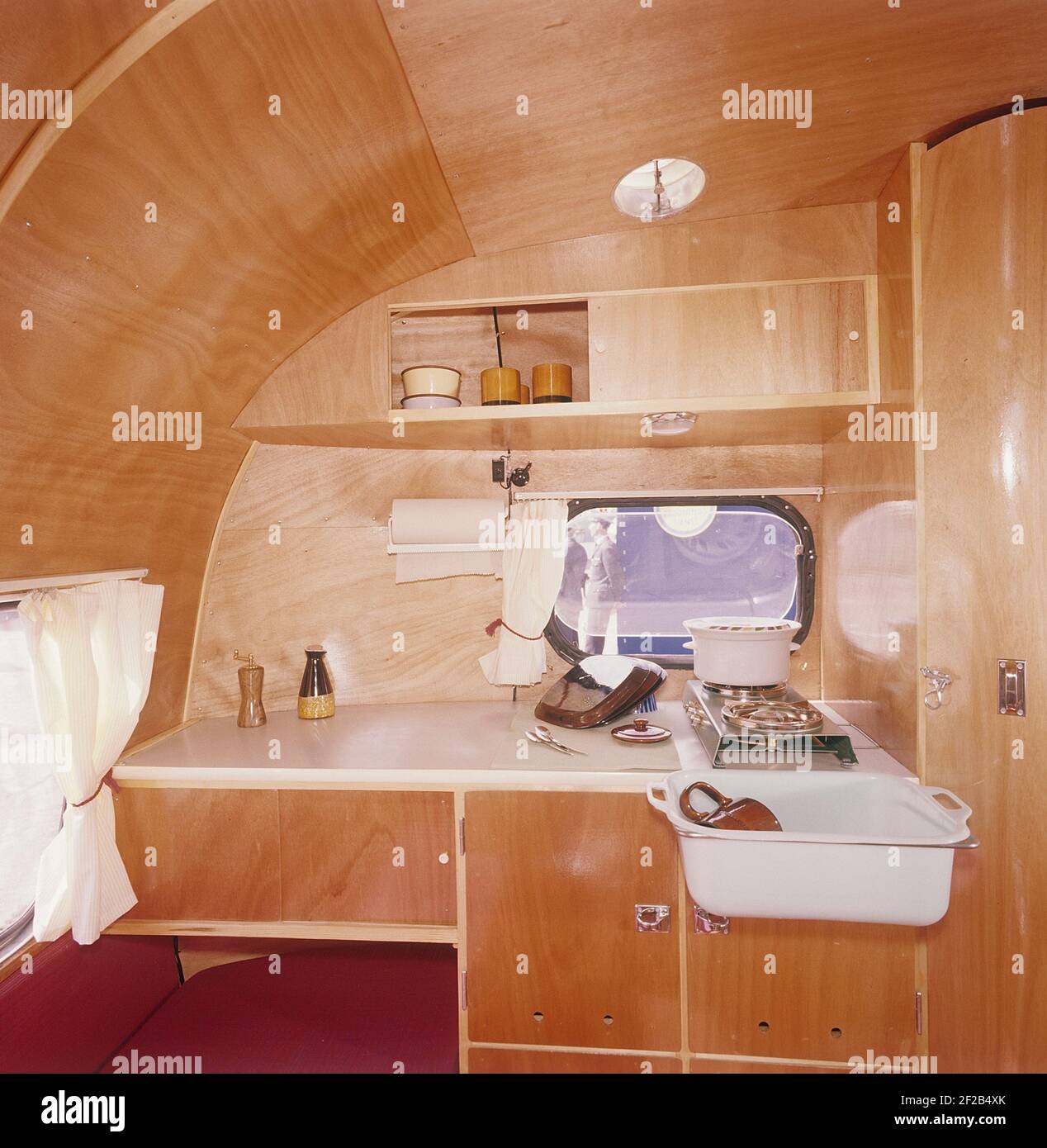 1950s Camping. Das praktische Campingleben in einem Wohnwagen. Innenraum von 1950s Wohnwagen mit einem hölzernen Innenraum. Das Modell wird von seiner Form an das Ei genannt. Entworfen und hergestellt in Schweden von SMV Sörby mekaniska verkstad in Örebro. Schweden 1950s Ref. CV58-6 Stockfoto