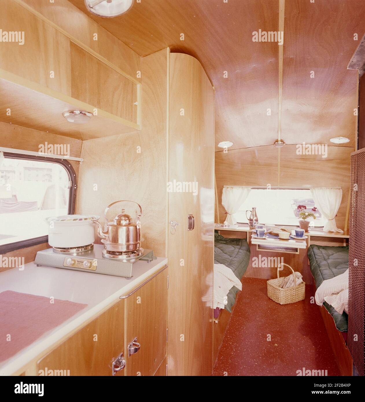1950s Camping. Das praktische Campingleben in einem Wohnwagen. Innenraum von 1950s Wohnwagen mit einem hölzernen Innenraum. Das Modell wird von seiner Form an das Ei genannt. Entworfen und hergestellt in Schweden von SMV Sörby mekaniska verkstad in Örebro. Schweden 1950s Ref. CV58-5 Stockfoto