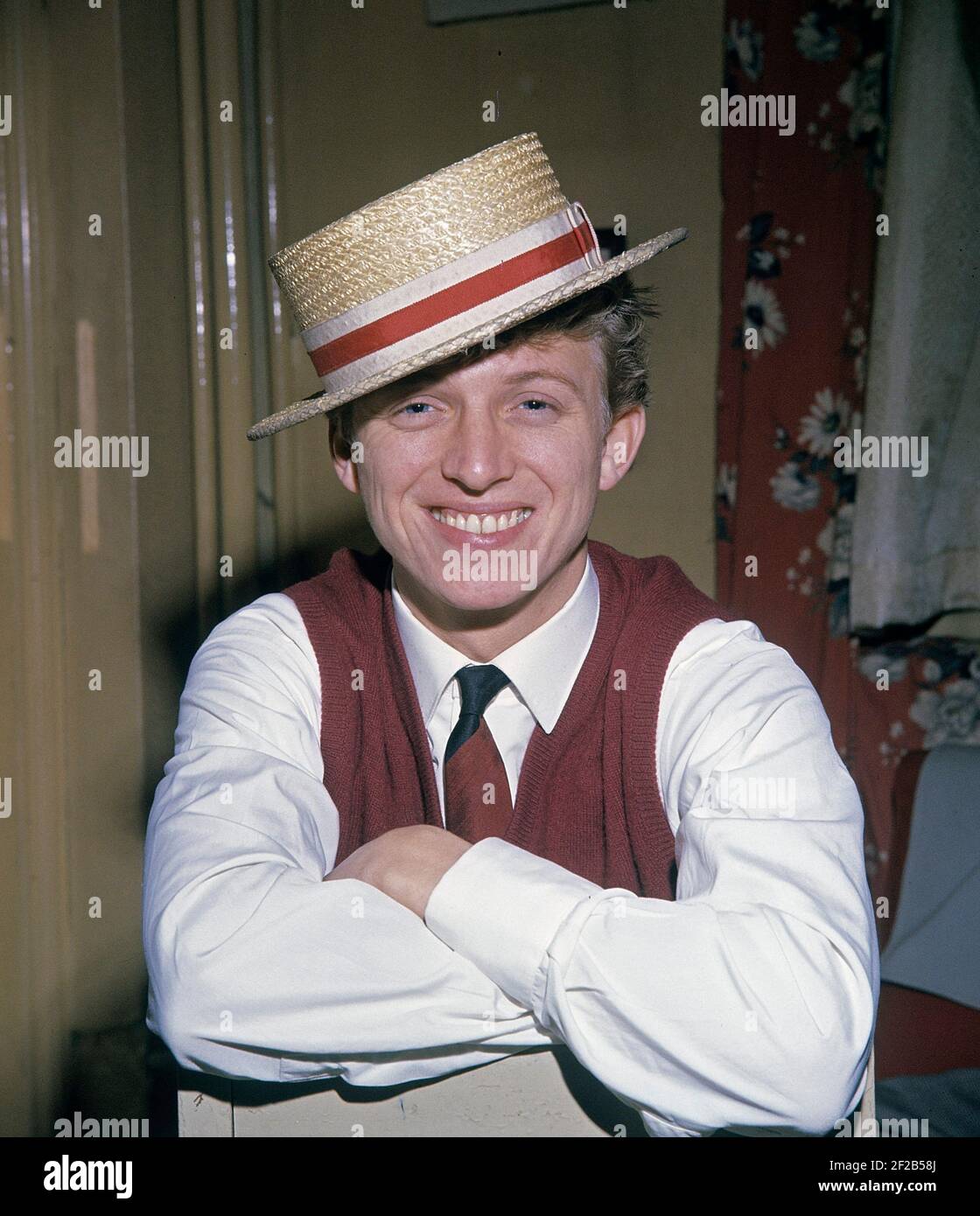 Tommy Steele. Der englische Entertainer gilt als Großbritanniens erstes Teenager-Idol und Rock and Roll-Star. Geboren im dezember 17 1936. Abgebildet mit Strohhut in London 1964. ref 3-3-2 Stockfoto