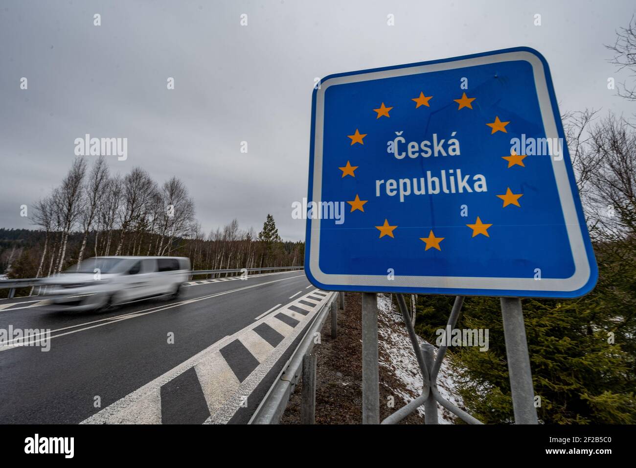 Philippsreut, Deutschland. März 2021, 11th. Ein Auto fährt entlang der deutsch-tschechischen Grenze von Tschechien nach Deutschland. Grenzregionen mit hohen Corona-Infektionsraten sollen im März zusätzlich 100.000 Impfdosen erhalten - und künftig von der vorgeschriebenen Impfsequenz abweichen können. Quelle: Armin Weigel/dpa/Alamy Live News Stockfoto