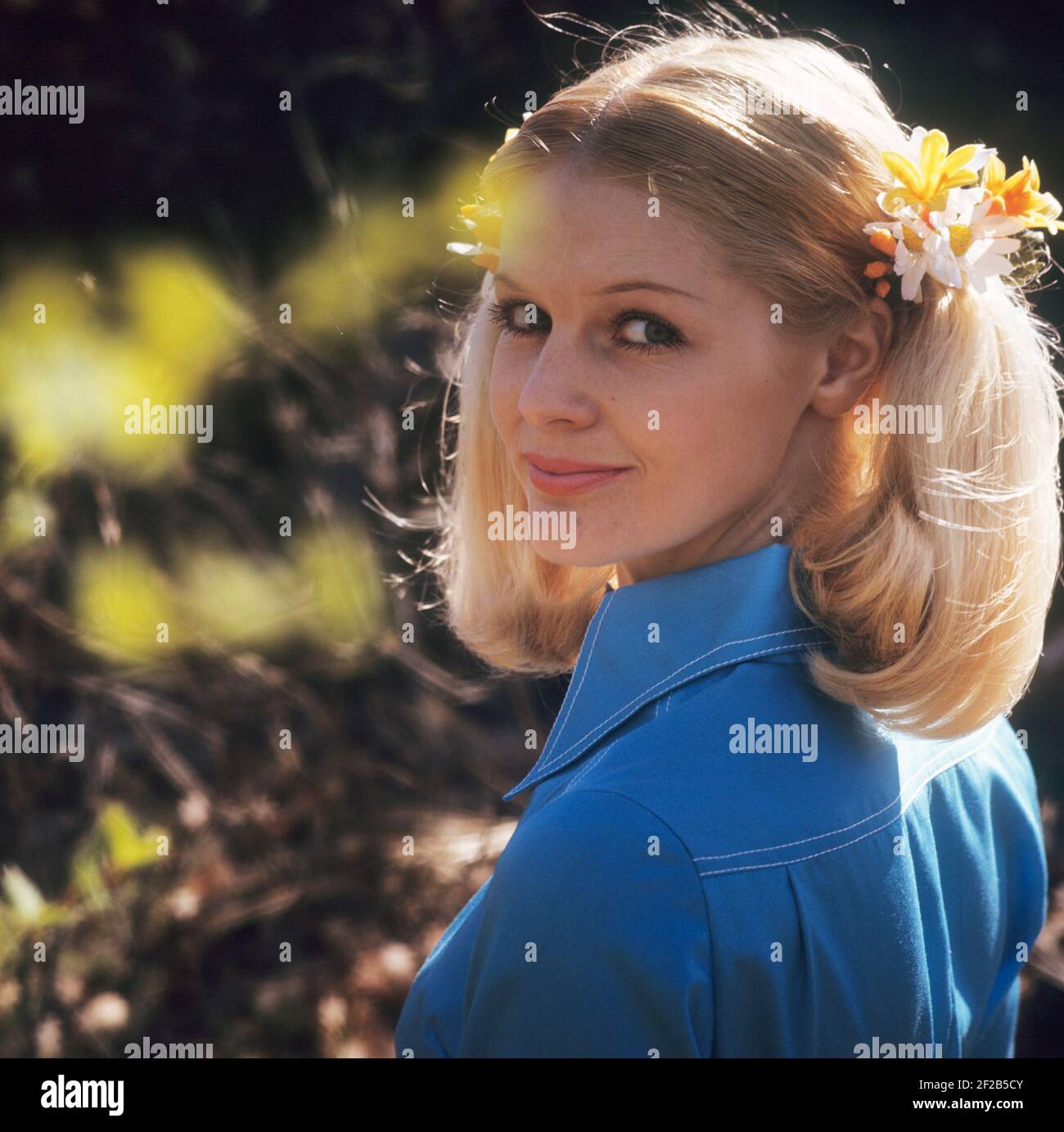 In der 1960s. Eine junge Frau mit langen blonden Haaren. Schweden 1968 Stockfoto