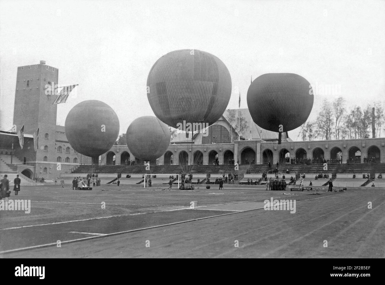 Ballons im Jahr 1912. Vier Teams bereiten am 11 1912. oktober mit ihren Heißluftballons aus dem Stockholms Stadion den Start vor. Die Veranstaltung ist Teil der jährlichen Avitation Week in Stockholm, die auch Flugzeugshows beinhaltete. Stockfoto