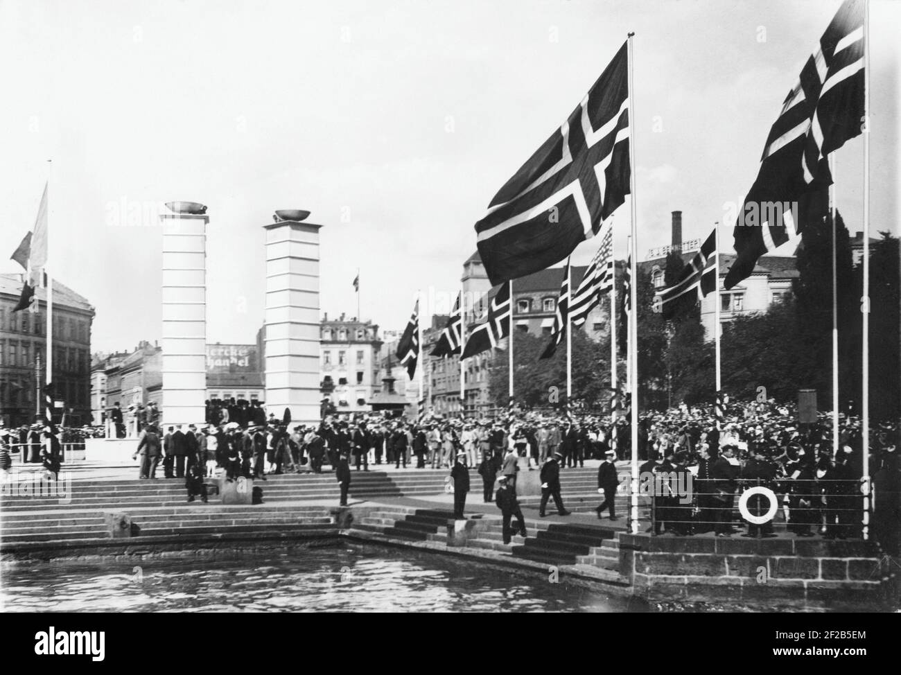 Roald Amundsen. Norwegischer Polarforscher. 1872-1928. Hier in Oslo warten am 15 1926. Juli Krähen auf seine Rückkehr, nachdem das Luftschiff Norge erfolgreich über den Nordpol geflogen ist. Amundsen hat am 11 1926. Mai beim Erreichen des Nordpols die norwegische Flagge auf dem Eis des Nordpols hinuntergedroschelt. Stockfoto