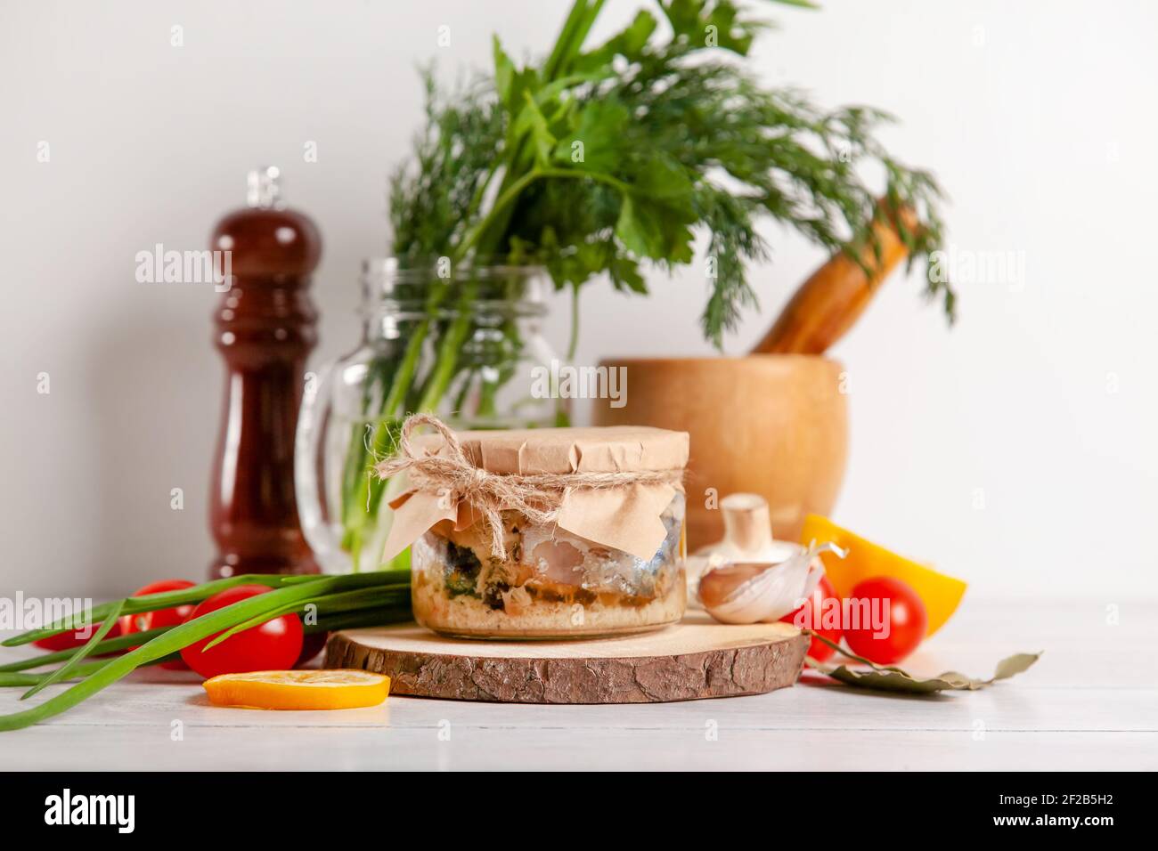 Hausgemachter Fisch aus der Makrele in Öl. Glasgefäße mit Fischkonserven. Stockfoto