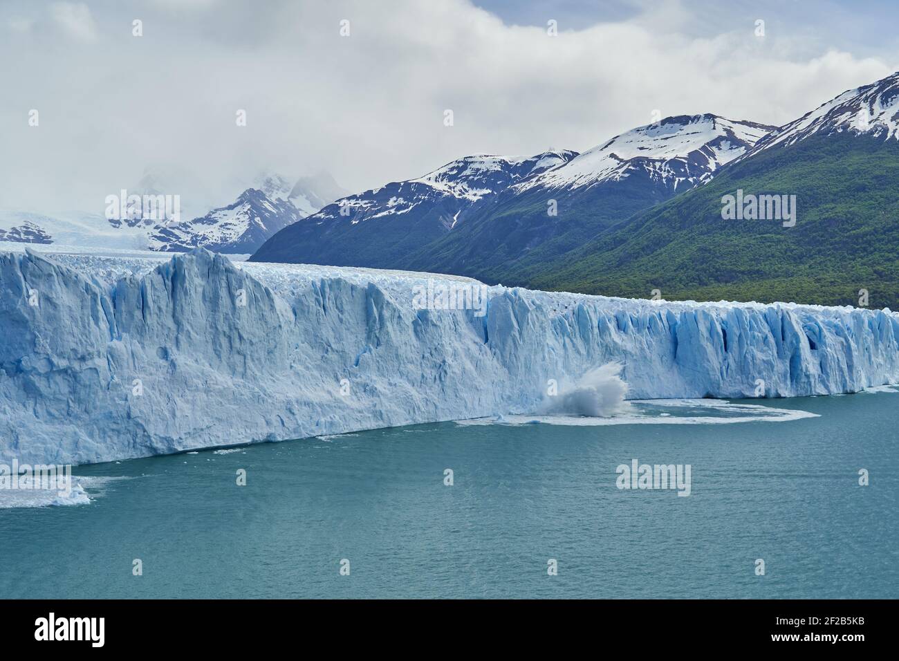 Blaues Kalbeis Perito Moreno Gletscher im Glaciers Nationalpark in Patagonien, Argentinien mit dem türkisfarbenen Wasser des Lago Argentino im Vordergrund Stockfoto