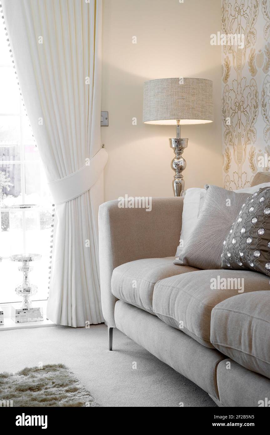 Sofa und Lampe in einem modernen Wohnzimmer in einem neu gebauten Haus. Stockfoto