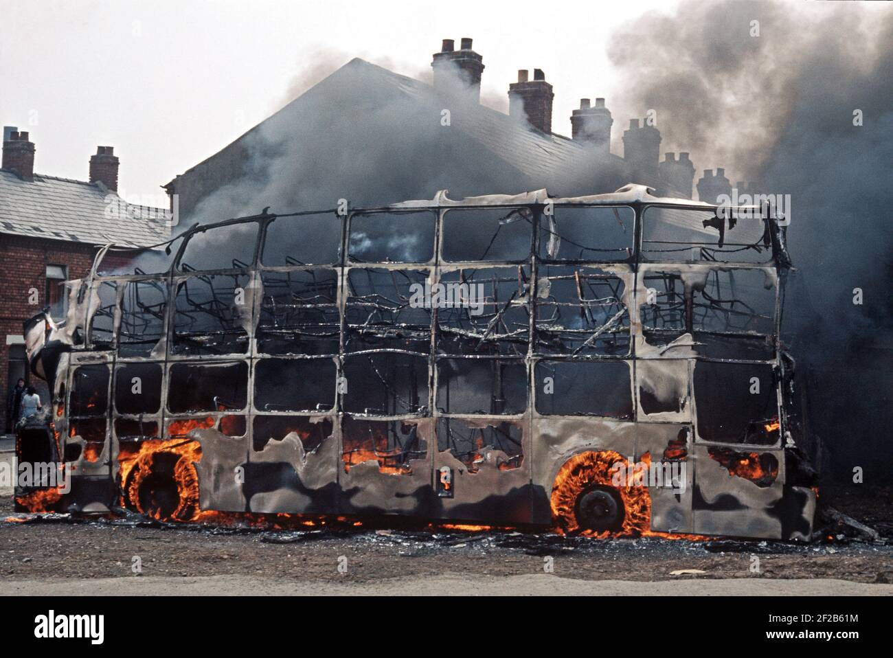 BELFAST, VEREINIGTES KÖNIGREICH - JUNI 1972. Feuer bombardiert entführten Bus von der IRA während der Unruhen, Nordirland, 1970er Stockfoto