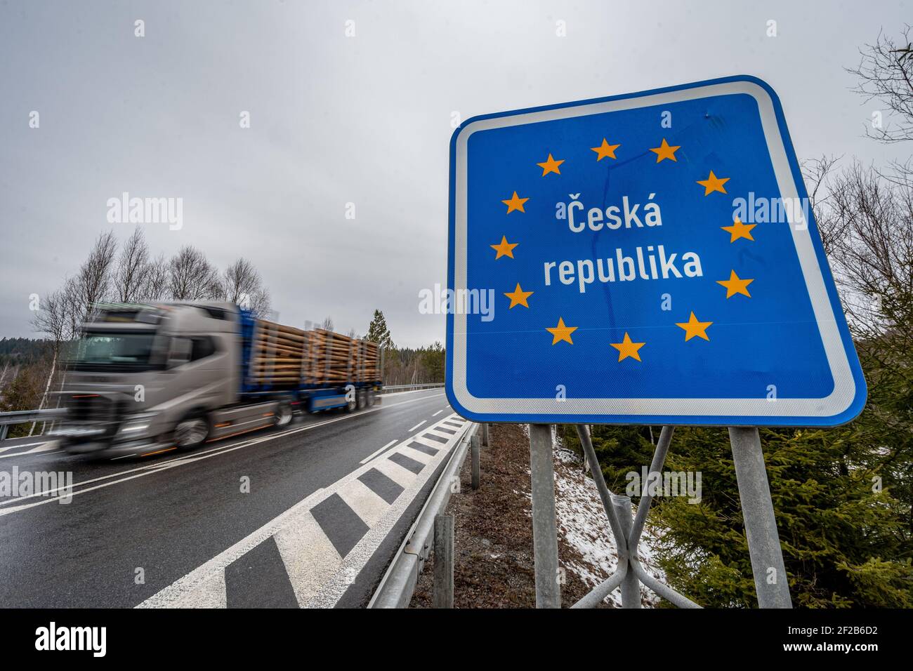 Philippsreut, Deutschland. März 2021, 11th. Ein LKW fährt entlang der deutsch-tschechischen Grenze von Tschechien nach Deutschland. Grenzregionen mit hohen Corona-Infektionsraten sollen im März zusätzlich 100.000 Impfdosen erhalten - und künftig von der vorgeschriebenen Impfsequenz abweichen können. Quelle: Armin Weigel/dpa/Alamy Live News Stockfoto