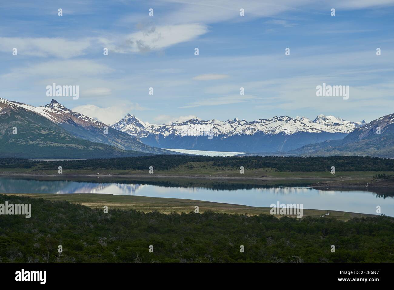 Perito Moreno Gletscher mit dramatischen Wolken über der Landschaft des lago roca am Gletscher Nationalpark in Patagonien, Argentinien in Südamerika mit Schnee Stockfoto