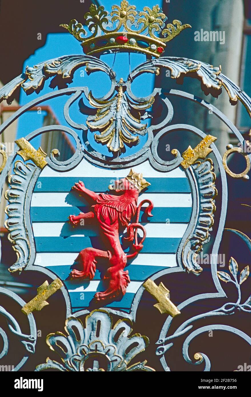 Luxemburg. Das luxemburgische Wappen an den Toren des königlichen Palastes in der Altstadt. Stockfoto