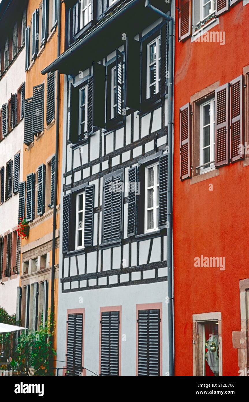 Straßburg, Frankreich. Farbenfrohe Häuser am Wasser in der malerischen Gegend Petite France. Stockfoto