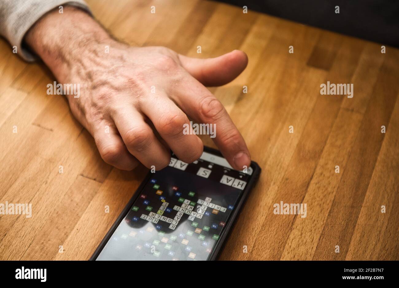 Spielen Wordfeud ein Scrabble wie Wortspiel für Smartphones. Konzept der drahtlosen Technologie, 21st-Jahrhundert-Unterhaltung Stockfoto