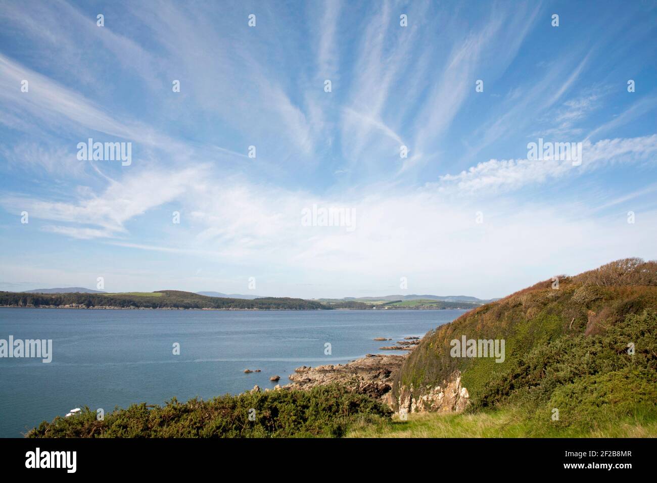 Cirrus Wolke über Manxman's Lake und Kirkcudbright Bay Kirkcudbright Dumfries und Galloway Schottland Stockfoto