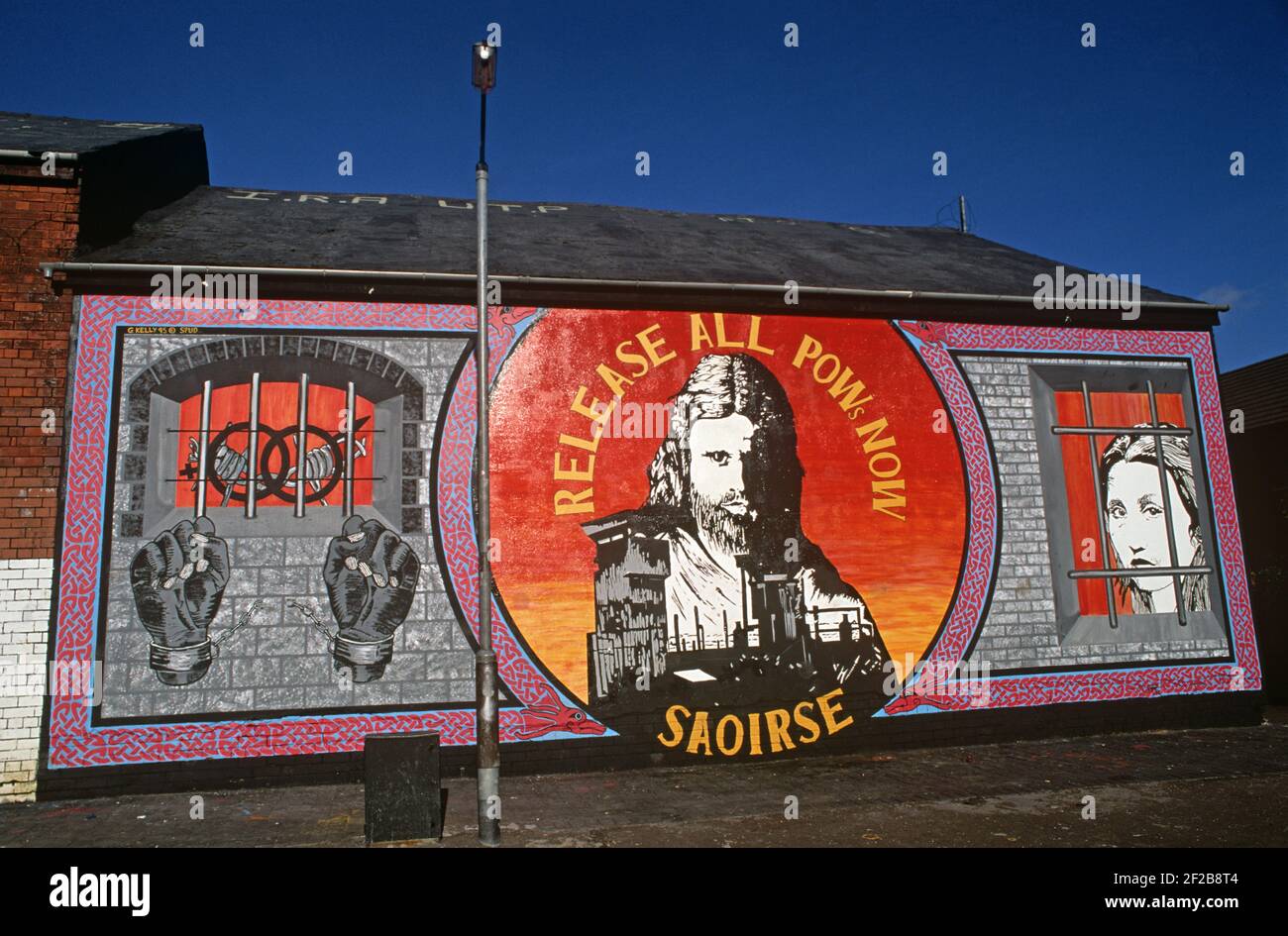 Freilassung aller Kriegsgefangenen Sinn Fein Wandgemälde auf der Lower Ormeau Road, Belfast 80s Stockfoto