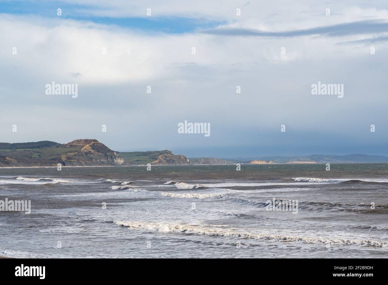 Lyme Regis, Dorset, Großbritannien. März 2021, 11th. UK Wetter: Ein stürmlicher Tag mit starken Regenschauern und sonnigen Intervallen im Badeort Lyme Regis mit mehr unruhigen Wettervorhersage über den Südwesten. Kredit: Celia McMahon/Alamy Live Nachrichten Stockfoto