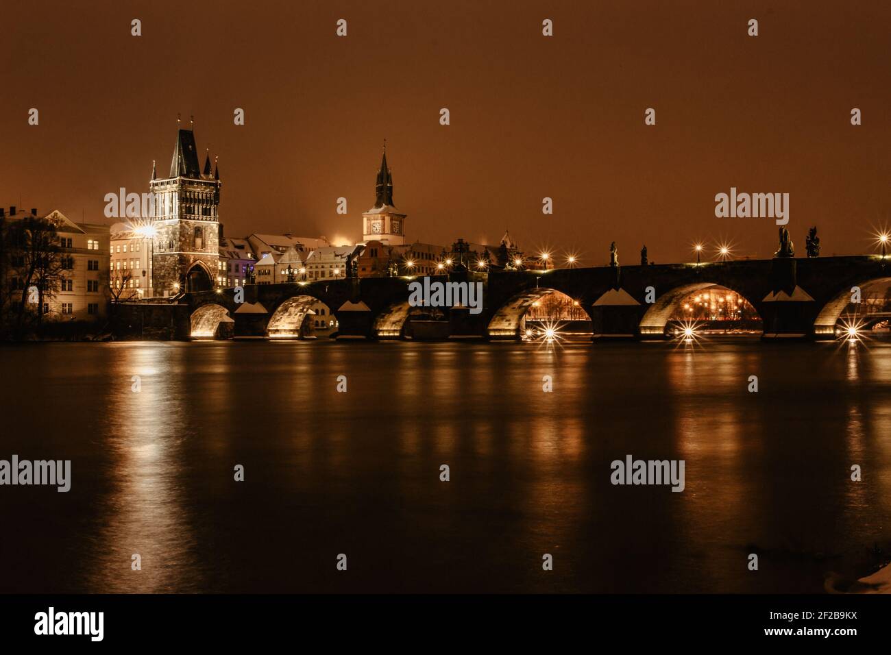 Beleuchtete Karlsbrücke, Karluv Most, spiegelt sich in der Moldau. Abendpanorama von Prag, Tschechische Republik. Lange Belichtung Stadtlichter.erstaunlich Stockfoto