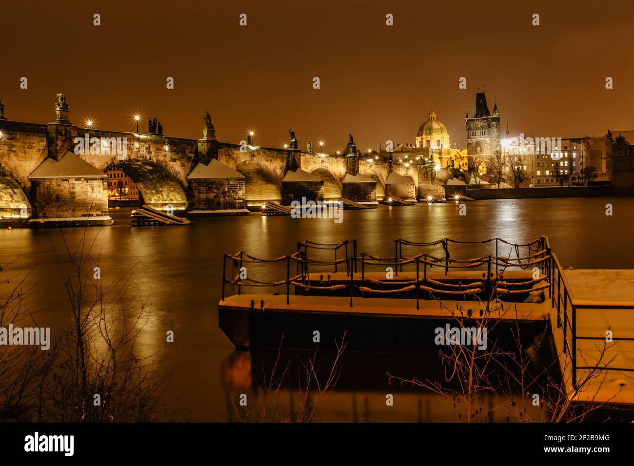 Beleuchtete Karlsbrücke, Karluv Most, spiegelt sich in der Moldau. Abendpanorama von Prag, Tschechische Republik. Lange Belichtung Stadtlichter.erstaunlich Stockfoto