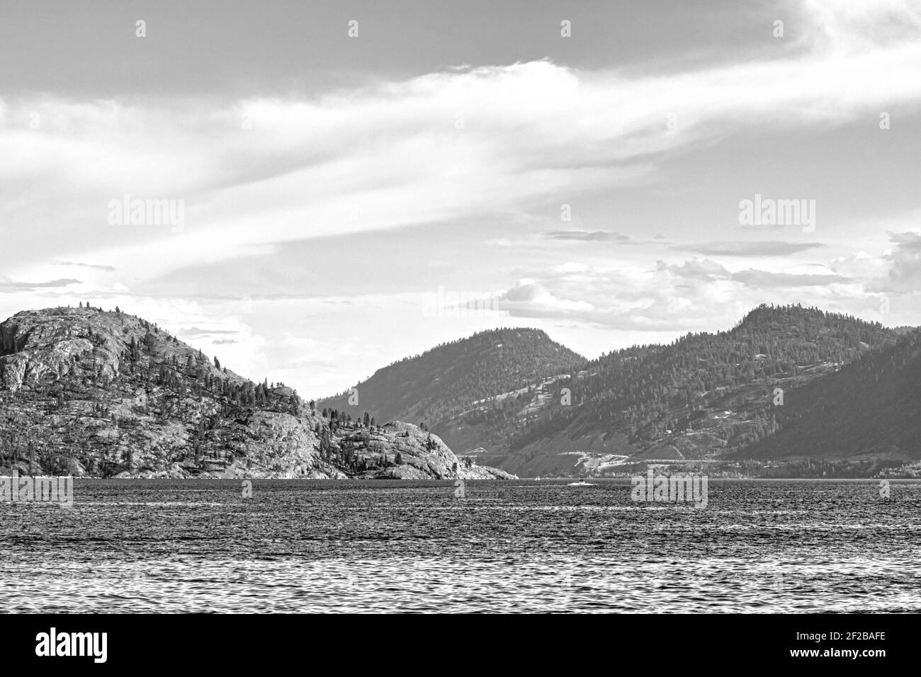 Landschaftsansicht des felsigen Abhangs über dem See in schwarz Und weiß Stockfoto