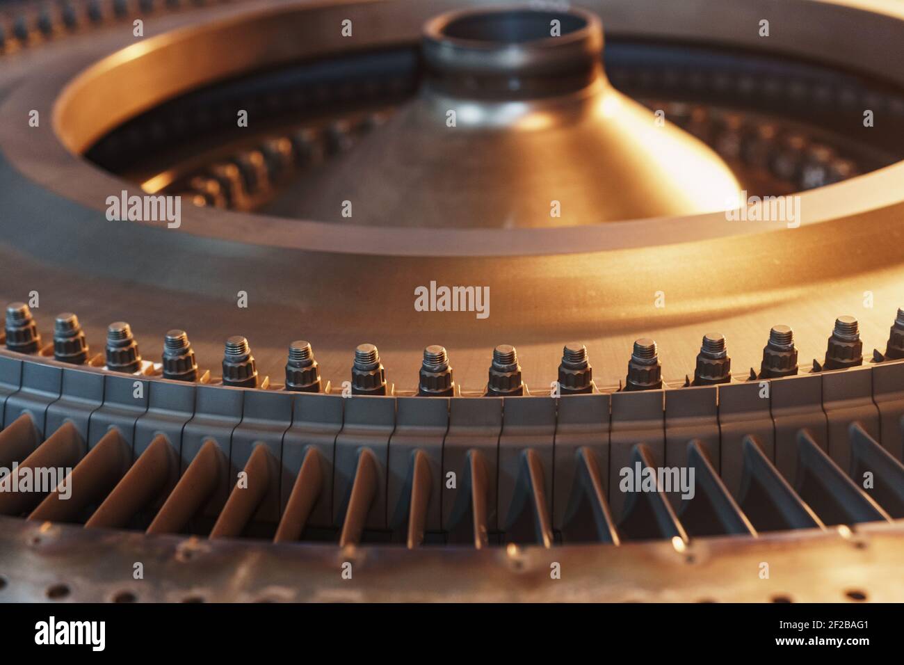 Turbinengeneratorrotor mit Rotorblättern und Scheiben, Innenansicht. Elemente, Details und Mechanismen von Windenergieanlagen. Energie und Maschinenbau Stockfoto