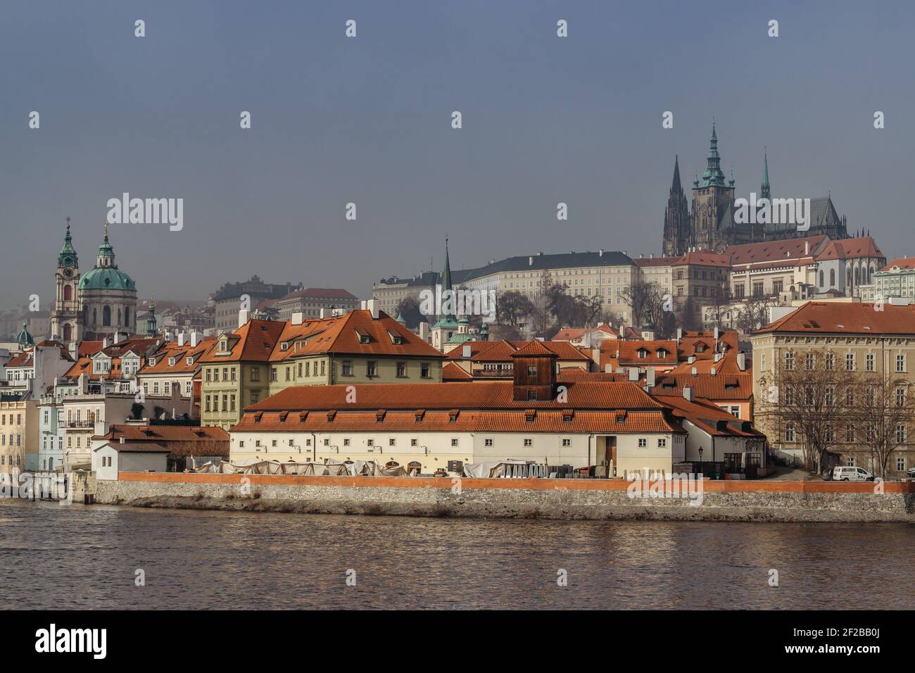 Postkarte Ansicht der Prager Burg im Nebel von der Karlsbrücke, Tschechisch republik.berühmte touristische Destination.Prag Panorama.Foggy Morgen in der Stadt.Exzellent Stockfoto