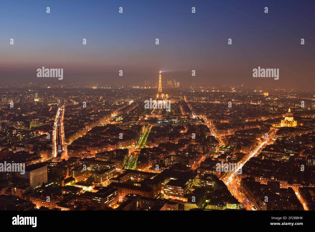 Luftbild Skyline kurz nach Sonnenuntergang, Paris, Frankreich Stockfoto