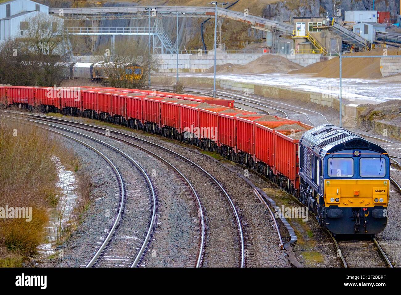Schienengüterverkehr Umzugsfahrzeuge voller Steinbruchprodukte Stockfoto