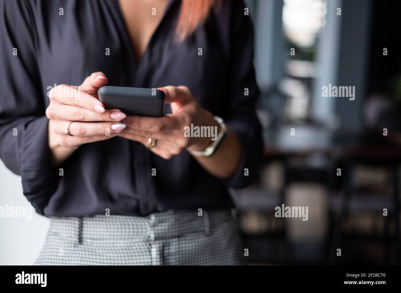 Eine Geschäftsfrau, die Benutzung eines Mobiltelefons in Nahaufnahme Stockfoto