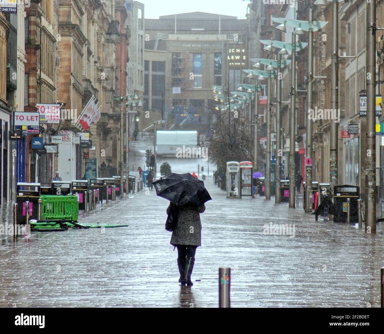 Glasgow, Schottland, Großbritannien. März 2021, 11th. UK Wetter: Regen und heftige Winde mit mehr zu kommen. Buchannan Street Schottlands Stil Meile geschlossen Geschäfte und keine Menschen mit dem Regen gehen. Quelle: Gerard Ferry/Alamy Live News Stockfoto