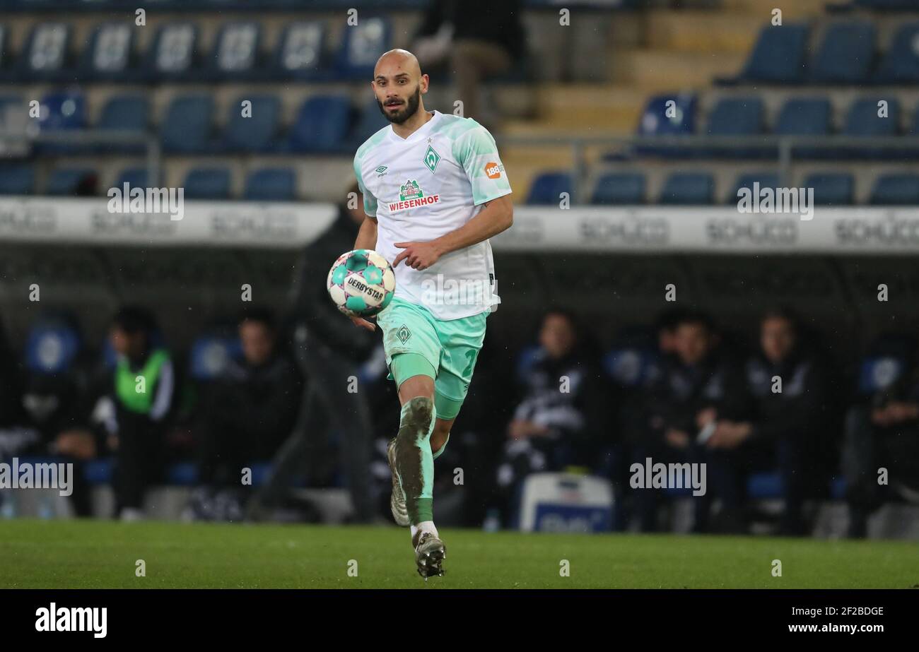 Bielefeld, Deutschland. März 2021, 10th. Fußball: Bundesliga, Arminia Bielefeld - Werder Bremen, Matchday 20 in der Schüco Arena. mer Toprak aus Bremen spielt den Ball. Kredit: Friso Gentsch/dpa/Alamy Live Nachrichten Stockfoto