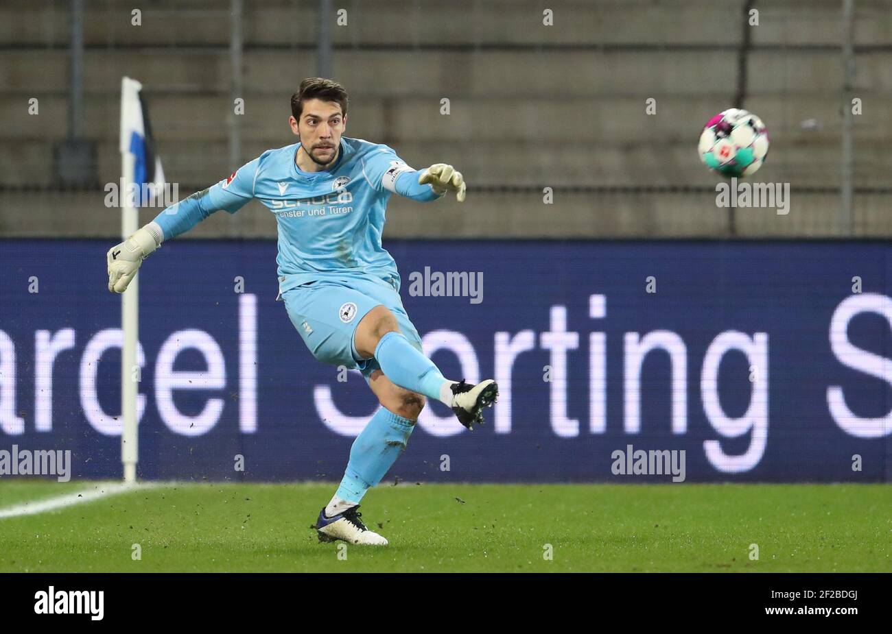 Bielefeld, Deutschland. März 2021, 10th. Fußball: Bundesliga, Arminia Bielefeld - Werder Bremen, Matchday 20 in der Schüco Arena. Bielefelder Torwart Stefan Ortega spielt den Ball. Kredit: Friso Gentsch/dpa/Alamy Live Nachrichten Stockfoto