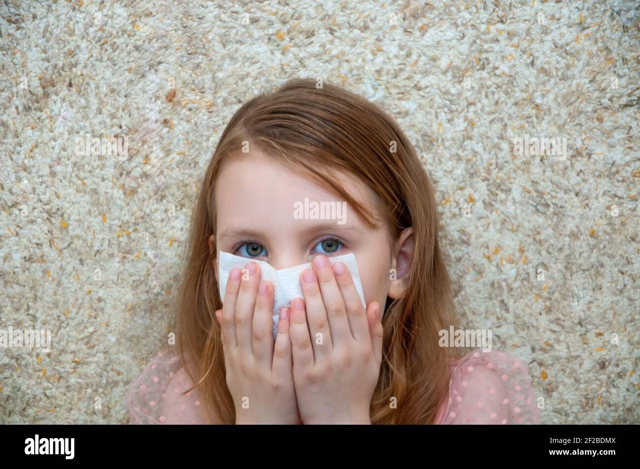 Kind Mädchen mit einem kalten Virus wischt seine Nase von Eine laufende Nase Stockfoto