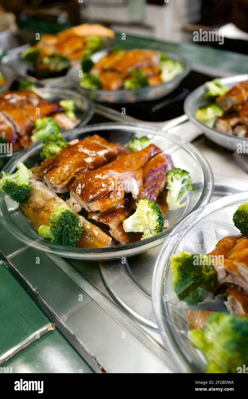 Peking-Ente mit Brokkoli im Chinatown Express Restaurant in Washington, D.C. authentischstes chinesisches Restaurant Stockfoto