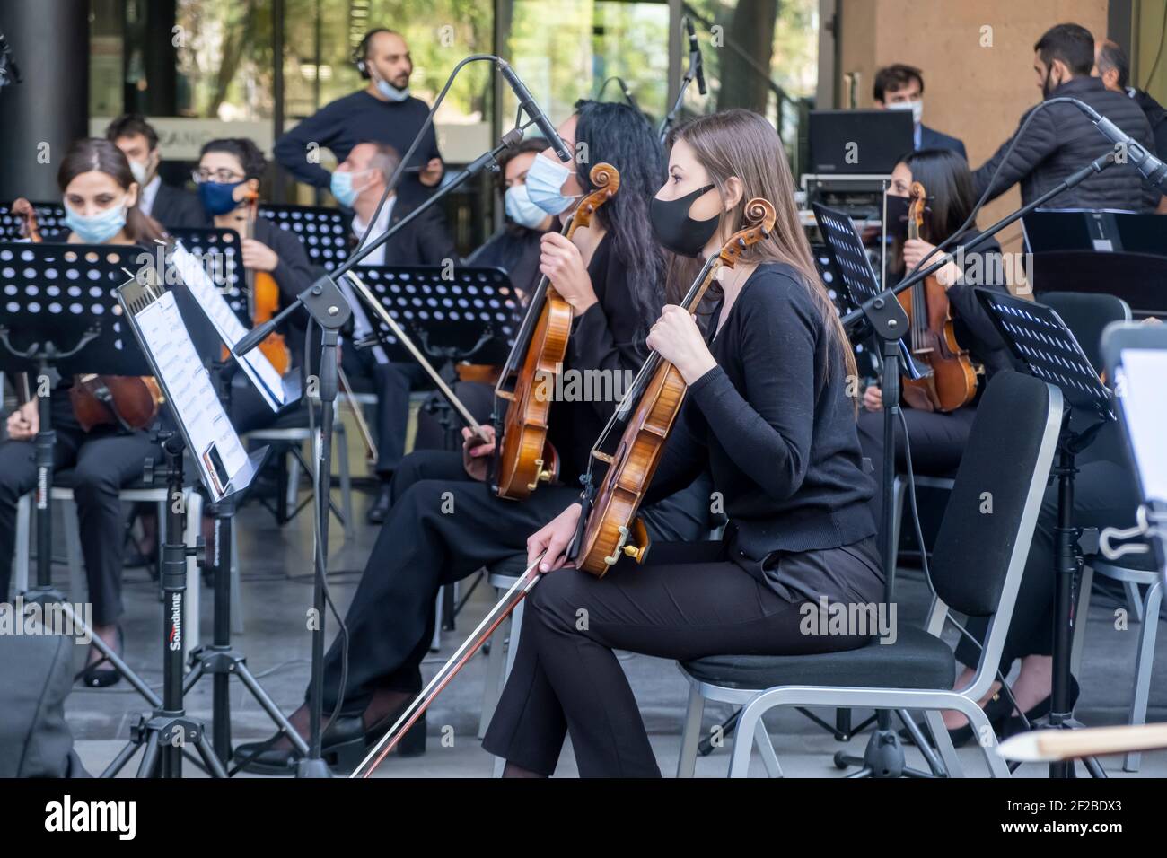 JEREWAN, ARMENIEN - OKTOBER 30: Mitglieder des Armenischen Staatssymphonieorchesters tragen Schutzmaske wegen der COVID-19-Coronavirus-Pandemie, die am 30 2020. Oktober an einem Wohltätigkeitskonzert im Freien teilnahmen, bei dem alle Spenden an den Militärversicherungsfonds in der armenischen Hauptstadt Jerewan überwiesen wurden. Die Kämpfe zwischen Armenien und Aserbaidschan um Berg-Karabach, auch bekannt als die Republik Arzakh, brachen Ende September in einen sechswöchigen Krieg mit beiden Ländern aus, die sich gegenseitig der Provokation beschuldigten, die Tausende Tote hinterließ. Stockfoto